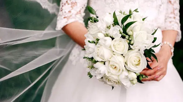 عکس جنجالی زوجی با لباس عروس و داماد در نمایشگاه  تهران ! / باور نمی کنید !