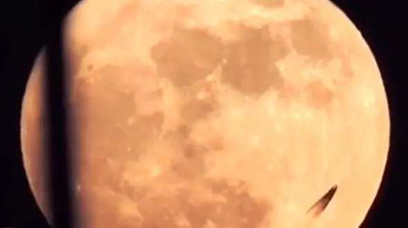 قدرت نمایی آدم فضا یی ها با پرواز در   کنار ماه + تصاویر