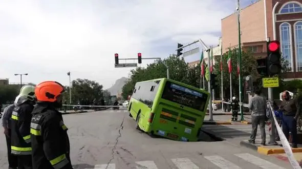 زمین اتوبوس بزرگ را بلعید / در اصفهان رخ داد + 3 عکس باورنکردنی