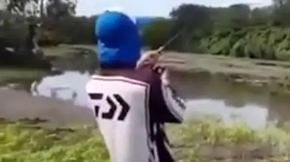 غافلگیری ماهیگیر هنگام صید + فیلم