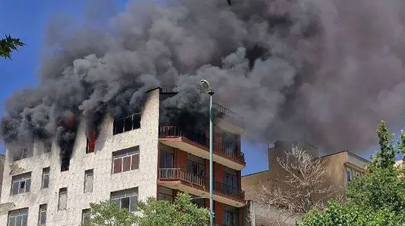 فیلم آتش سوزی در خیابان مفتح / عملیات اطفا انجام شد