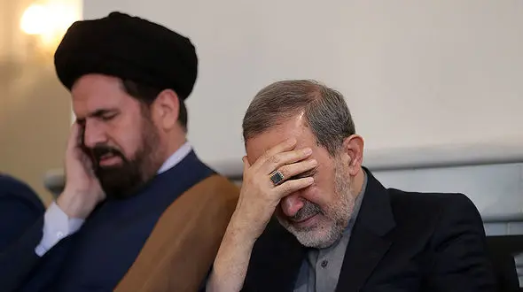 ولایتی در مراسم دانشجویان کشته شده علوم تحقیقات چه کرد؟ + عکس 