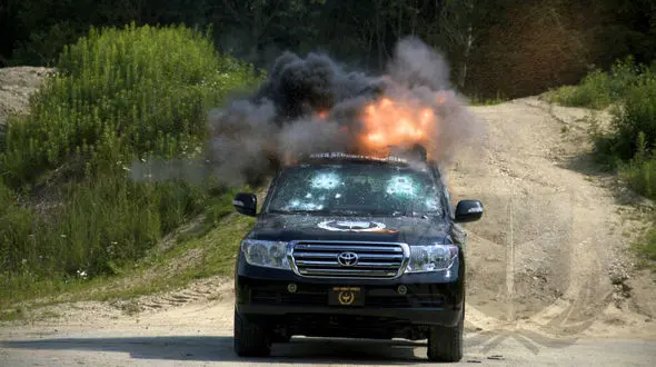 حمله آتشین به خودروی خاص شخصیت ها را ببینید + عکس و فیلم