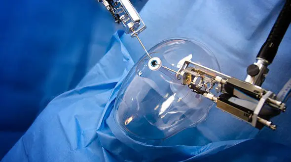 ربات جراح به کمک چشم پزشکان می آید