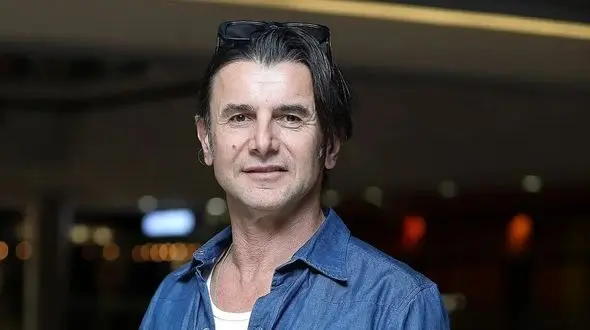 امین حیایی با پیراهن لی و عینک تیره در اکران «غریزه»/ استقبال مردم از ستاره سینما 