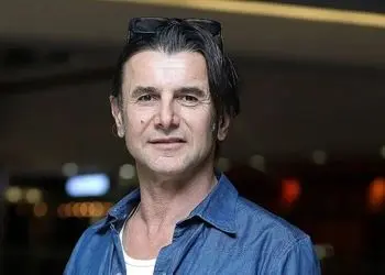 امین حیایی با پیراهن لی و عینک تیره در اکران «غریزه»/ استقبال مردم از ستاره سینما 