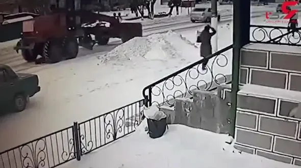 گیر افتادن پیرزن روسی زیر برف روب / زنده ماندن معجزه آسا +فیلم