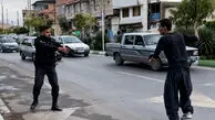 فیلم لحظه شلیک پلیس به پاهای زورگیر قداره کش در گرگان / با وجود اصابت گلوله باز گنده لاتی می کرد مردم آستین بالا زدند