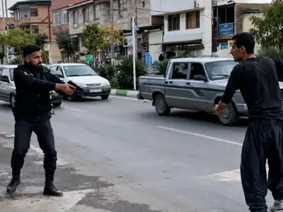 فیلم لحظه شلیک پلیس به پاهای زورگیر قداره کش در گرگان / با وجود اصابت گلوله باز گنده لاتی می کرد مردم آستین بالا زدند