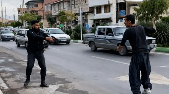 فیلم لحظه شلیک پلیس به پاهای زورگیر قداره کش در گرگان / با وجود اصابت گلوله باز گنده لاتی می کرد مردم آستین بالا زدند