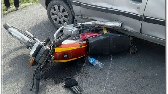 فیلم وحشتناک از تصادف مرگبار 2 جوان موتور سوار با پژو 206 در رباط کریم / موتور از وسط نصف شد