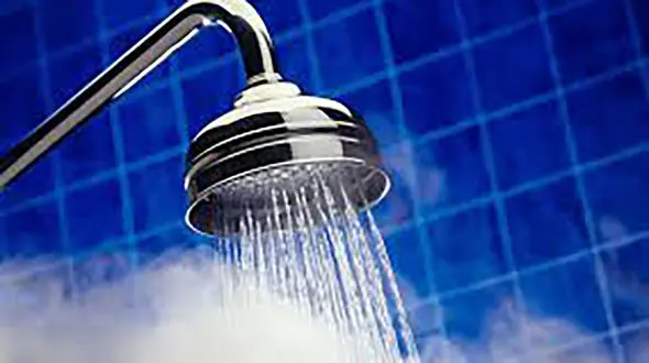 شیطنت پسر بچه 3 ساله تهرانی در حمام آتش نشان ها را به خیابان ایران زمین کشاند