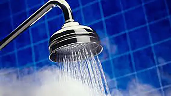 شیطنت پسر بچه 3 ساله تهرانی در حمام آتش نشان ها را به خیابان ایران زمین کشاند
