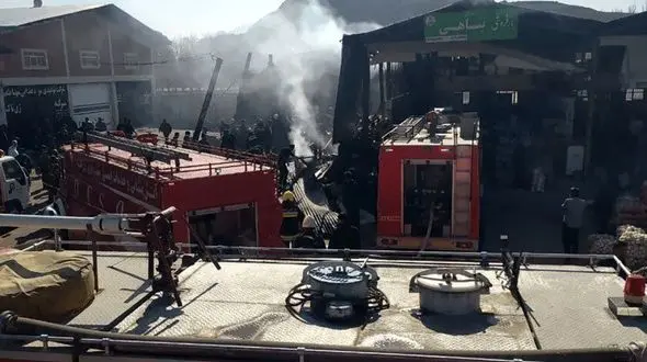 فیلم لحظه سقوط بالگرد در میدان میوه و تره بار درچه اصفهان