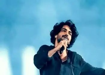 آواز احساسی؛ وقتی عرفان طهماسبی خواسته طرفدار خانمو رو چشاش گذاشت دختره ذوقی کردا