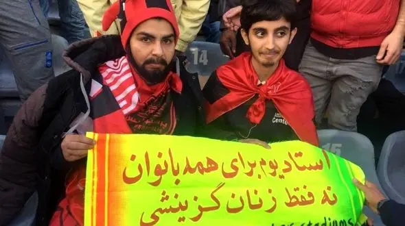 گریم حرفه ای 2 دختر پسرنما برای داخل شدن به ورزشگاه+ عکس