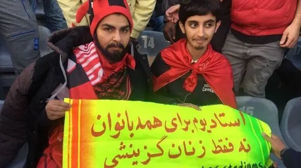 گریم حرفه ای 2 دختر پسرنما برای داخل شدن به ورزشگاه+ عکس