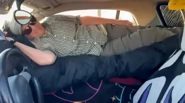 زندگی شگفت‌انگیز کای؛ زنی که خودرو کوچکش خانه اوست