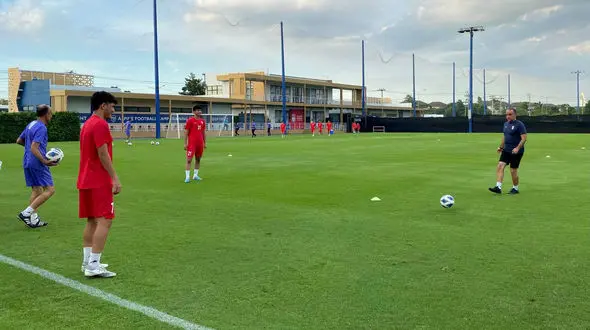 این سرمربی 56 ساله در جمع بازیکنانش آدمی 17 ساله می‌شود/ رازی که فاش شد!