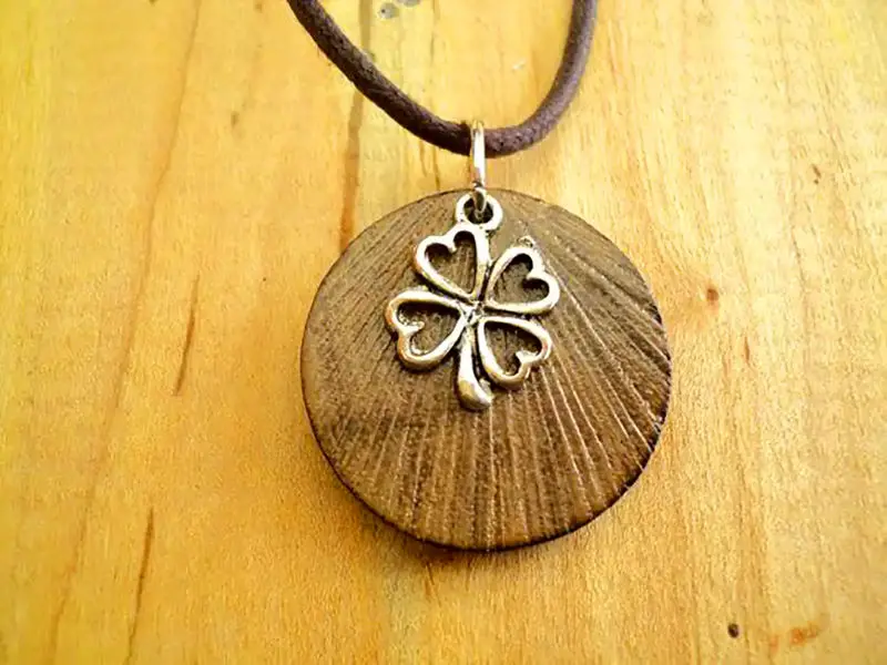 عکس از گردنبند چوبی شبدر