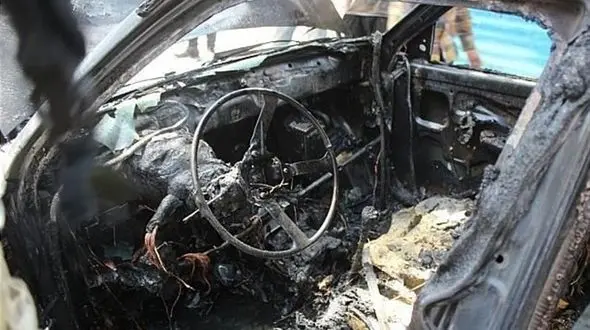 شعله‌ های آتش از پراید در حا حرکت زبانه کشید + تصاویر 