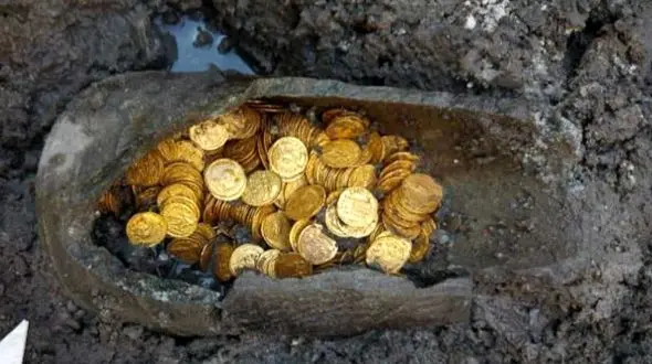 «کوزۀ گنج روم باستان» در جریان بازسازی سالن تئاتر از زیر خاک بیرون آمد