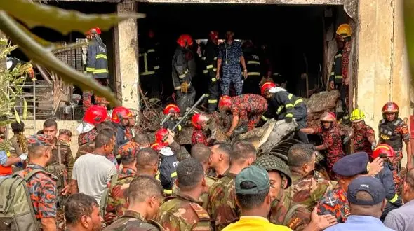 سقوط مرگبار جنگنده بنگلادشی در مدرسه/ تعداد کشته‌ها به ۲۷ نفر رسید