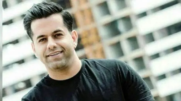 سلفی خفن و باکلاس رضا بهرام، ستاره پاپ موسیقی ایران در ماشین لاکچری و گران قیمتش+عکس