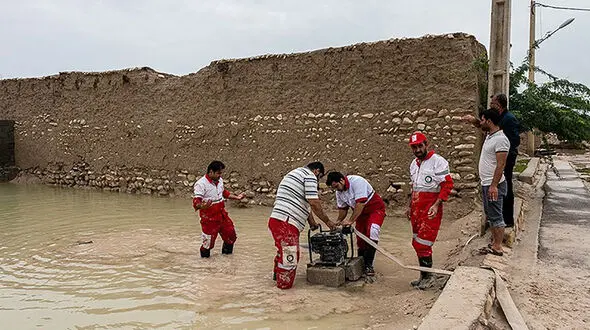 فیلم لحظه نجات معجزه آسا یک زن و مرد از میان سیل زنجان