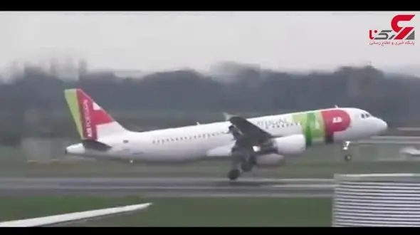 لحظه دلهره‌آور پرواز هواپیما در هوای طوفانی +فیلم