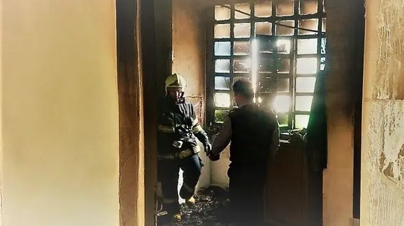 شلعه‌های سرکش آتش در اتاق خواب منزل قدیمی فروکش کرد+ تصاویر