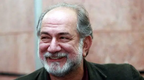  نقش یک پرنده متفاوت روی مزار آتیلا پسیانی ! + اولین فیلم