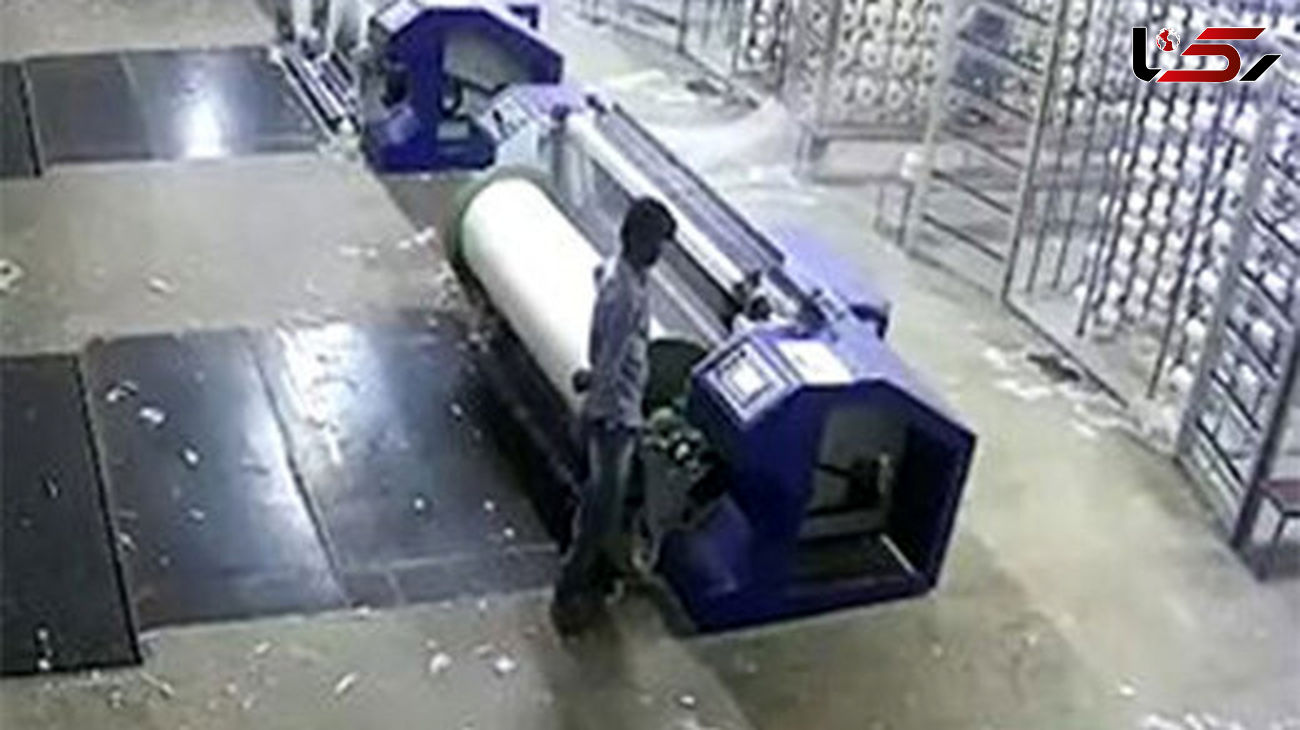 فیلم لحظه هولناک کشیده شدن یک کارگر به داخل دستگاه خردکن