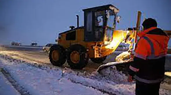 ببینید / اقدام تحسین برانگیز امدادگر هلال احمر در نجات جان فرد گرفتار در برف