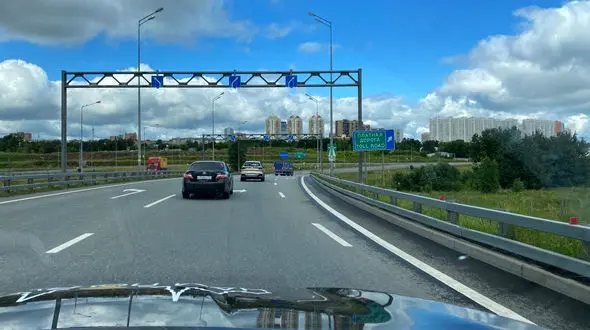 پرواز یک مرد روی خودرو + فیلم