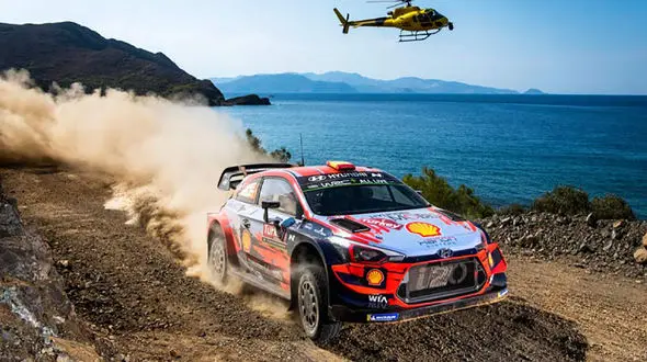 ببینید / زنده ماندن معجزه‌آسا یک عابر پس از تصادف وحشتناک در پیست مسابقه