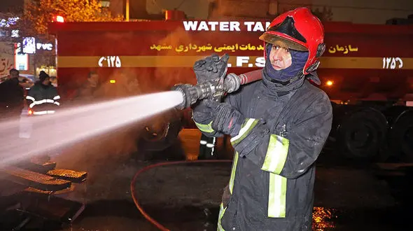 عملیات ویژه 10 ایستگاه آتش نشانی در آتش سوزی هولناک انبار بزرگ الوار در مشهد
