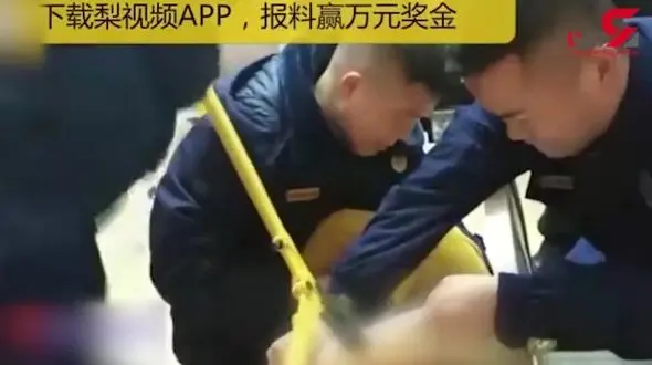 فرو رفتن و گیر کردن در توالت از عواقب بازی با موبایل +فیلم