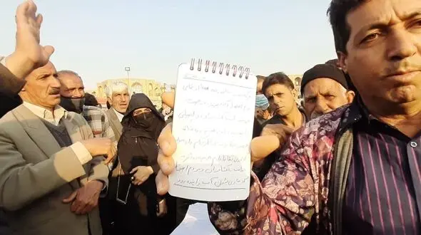 تجمع کشاورزان اصفهانی روی زمین خشک زاینده رود وارد هفته سوم شد + فیلم