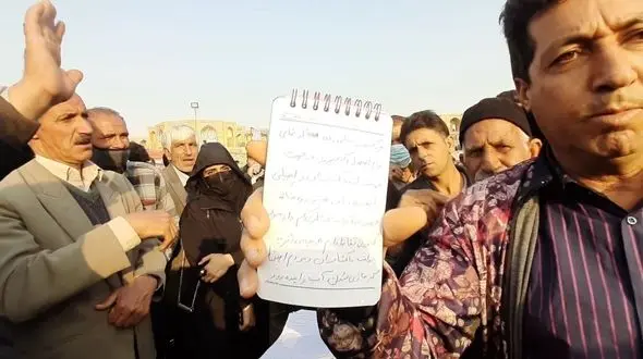 تجمع کشاورزان اصفهانی روی زمین خشک زاینده رود وارد هفته سوم شد + فیلم