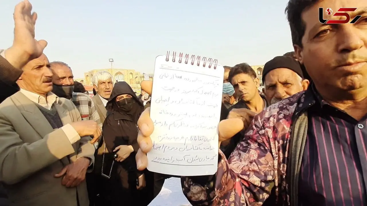 تجمع کشاورزان اصفهانی روی زمین خشک زاینده رود وارد هفته سوم شد + فیلم