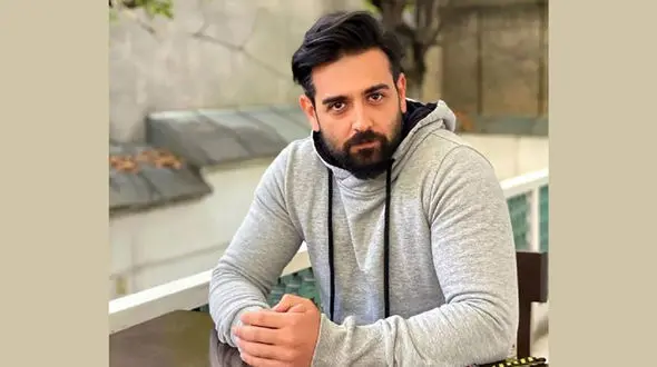 اولین عکس از خانواده امیرحسین آرمان ! / پدر و مادرش مدل تر از آقای بازیگر ! + بیوگرافی