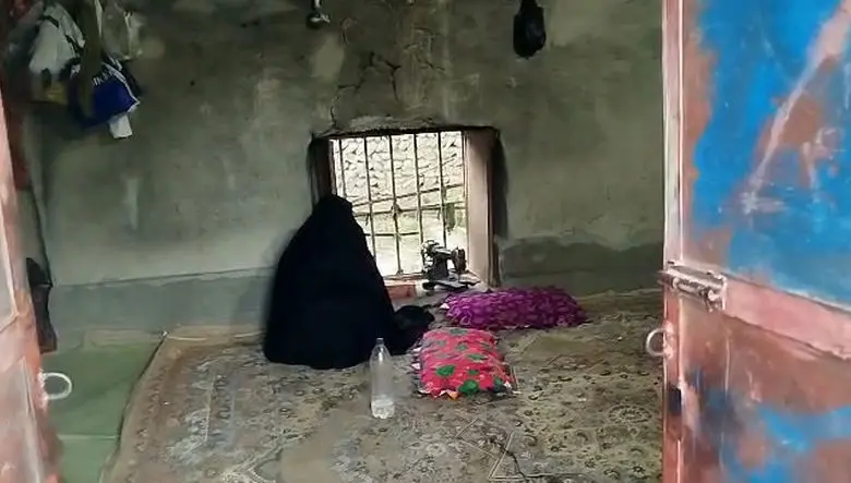 چرخ معیشت زن سرپرست خانوارِ ساکن روستای مرزی کشور از کار افتاد/ مادر 7 فرزند است و نیازمند کمک خیران + فیلم