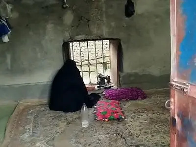 چرخ معیشت زن سرپرست خانوارِ ساکن روستای مرزی کشور از کار افتاد/ مادر 7 فرزند است و نیازمند کمک خیران + فیلم