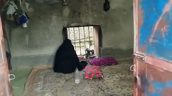 چرخ معیشت زن سرپرست خانوارِ ساکن روستای مرزی کشور از کار افتاد/ مادر 7 فرزند است و نیازمند کمک خیران + فیلم