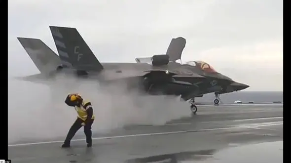 ببینید/ لحظه‌ای دیدنی از تیک‌آف جنگنده اف ٣۵ از روی ناو جنگی + فیلم