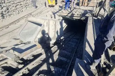 اولین عکس ها از ریزش معدن و گرفتاری 24 معدنچی زیر خروارها خاک در بافق یزد