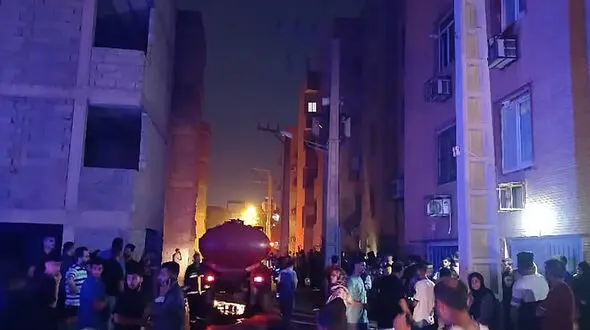 عملیات نجات 14 زن و مرد و کودک از آتش سوزی مسکن ملی آبادان