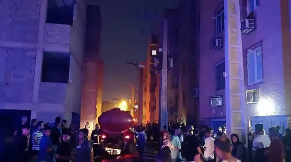 عملیات نجات 14 زن و مرد و کودک از آتش سوزی مسکن ملی آبادان
