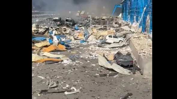 فیلم از خسارت سنگین و فاجعه بار انفجار اسکله شهید رجایی/ تخریب ساختمان ها و کامیون ها ویرانگر است